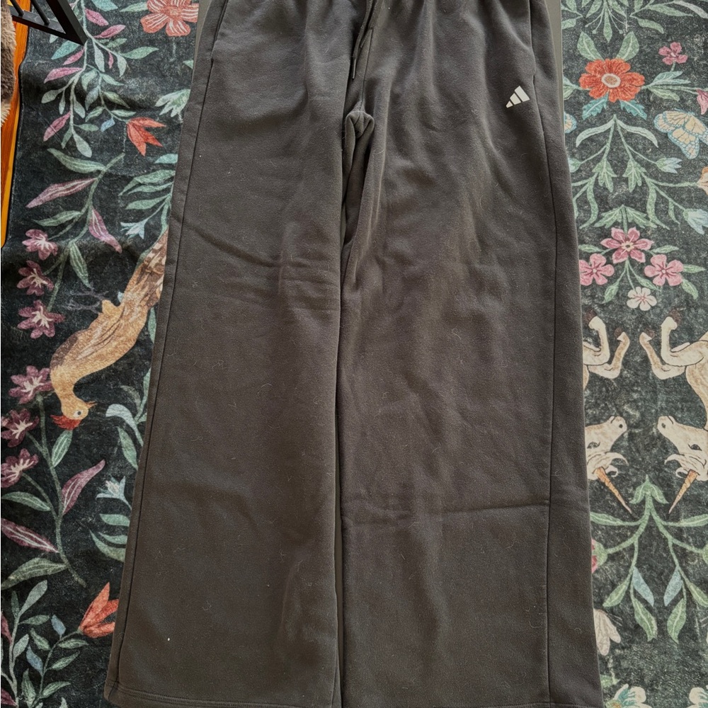 adidas ESSENTIALS SMALL LOGO FEEL COZY OPEN-HEM PANTS FAIR